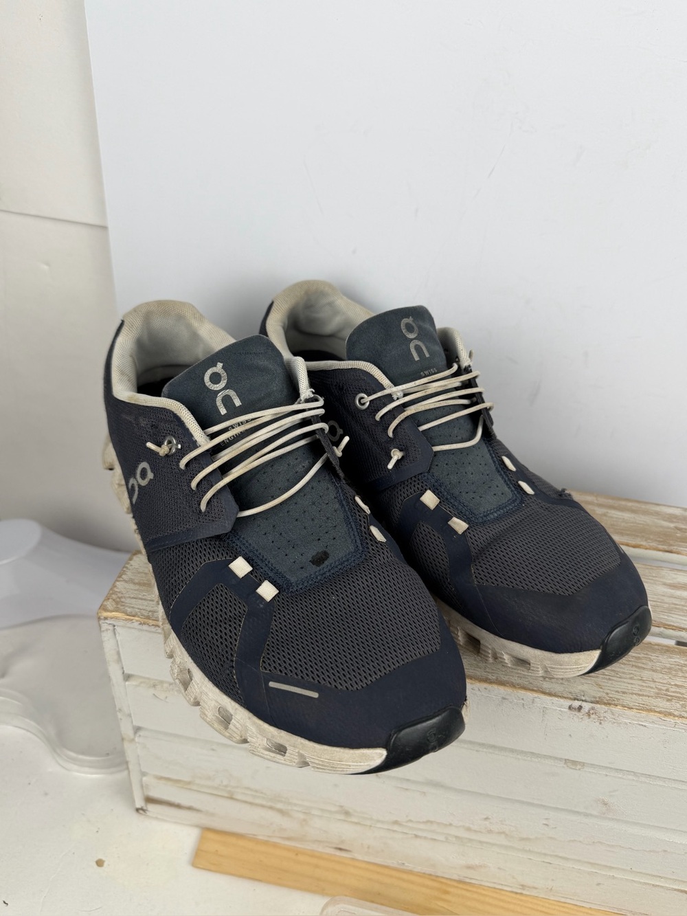 On Running Cloud 5 sneakers in a navy and white color way size 10.5